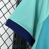 Detalle de la manga de la camiseta Barcelona 26-27 tercera equipación con puño azul marino y panel lateral microperforado