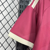 Detalle de la manga de la camiseta R.M. 26-27 tercera equipación con puño crema, tejido rosa oscuro y patrón de microtextura