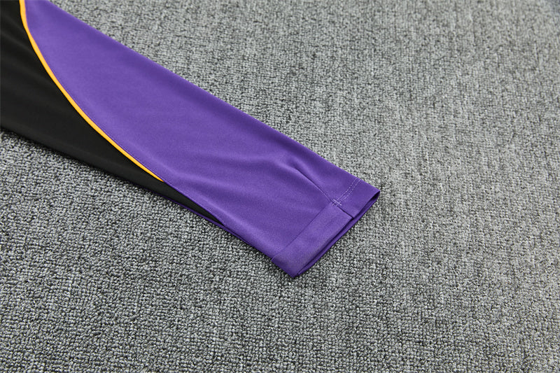 Detalle de la manga del chándal Barcelona 26-27 Modelo 2 con panel morado y fino ribete amarillo