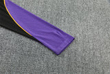 Detalle de la manga del chándal Barcelona 26-27 Modelo 2 con panel morado y fino ribete amarillo