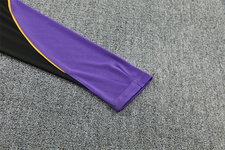 Detalle de la manga del chándal Barcelona 26-27 Modelo 2 con panel morado y fino ribete amarillo