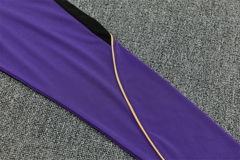 Detalle de la manga morada del chándal Barcelona 26-27 Modelo 4 con ribete dorado en curva
