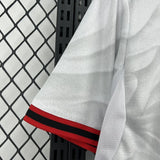 Detalle de la manga y del tejido tonal de la camiseta AC Milan 26-27 visitante, con puño rojo y negro