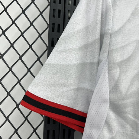 Detalle de la manga y del tejido tonal de la camiseta AC Milan 26-27 visitante, con puño rojo y negro
