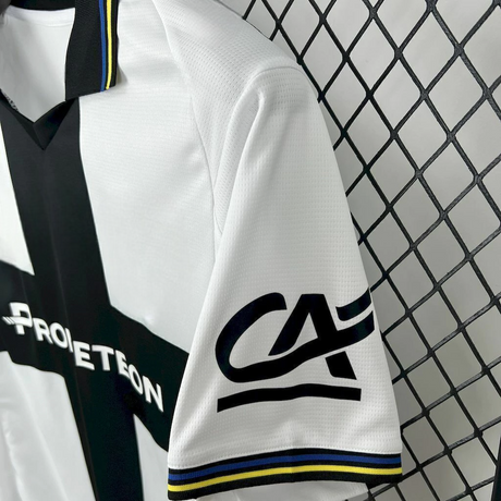 Detalle de la manga y el tejido de la camiseta Parma 25-26 local con puño a rayas en negro, azul y amarillo