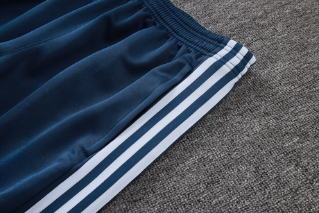 Detalle de las franjas laterales del pantalón del chándal Italia 26-27 Modelo 2