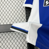 Detalle del bajo lateral de la camiseta Porto 26-27 local con acabado decorativo en azul, negro y blanco
