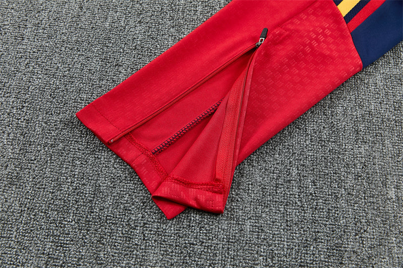 Detalle del bajo rojo con cremallera del pantalón del Chándal España 26-27 Modelo 3