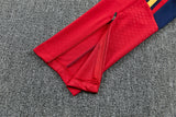 Detalle del bajo rojo con cremallera del pantalón del Chándal España 26-27 Modelo 3