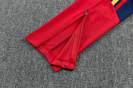 Detalle del bajo rojo con cremallera del pantalón del Chándal España 26-27 Modelo 4