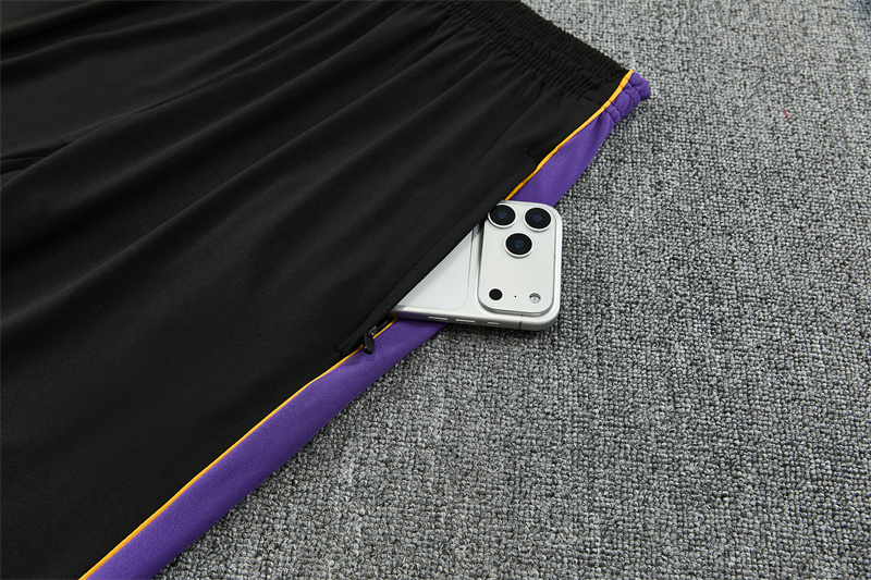 Detalle del bolsillo lateral con cremallera del pantalón negro del chándal Barcelona 26-27 Modelo 2