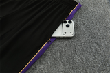 Detalle del bolsillo lateral con cremallera del pantalón negro del chándal Barcelona 26-27 con inserto morado