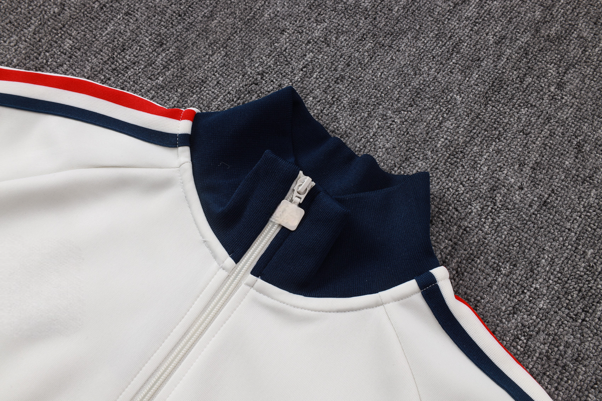 Detalle del cuello alto azul marino y cremallera completa de la chaqueta del chándal Bayern Munich 26-27 Modelo 1
