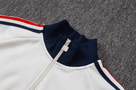 Detalle del cuello alto azul marino y cremallera completa de la chaqueta del chándal Bayern Munich 26-27 Modelo 1