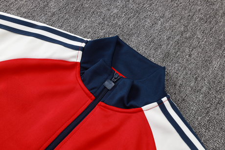 Detalle del cuello alto azul marino y cremallera completa de la chaqueta roja del chándal Arsenal 26-27 Modelo 1