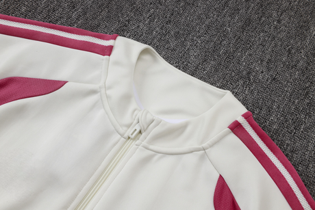 Detalle del cuello alto, la cremallera frontal y las franjas rosas de la chaqueta del chándal R.M. 26-27 modelo 5