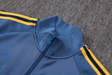 Detalle del cuello alto y cremallera completa de la chaqueta azul del chándal Arsenal 26-27 Modelo 2