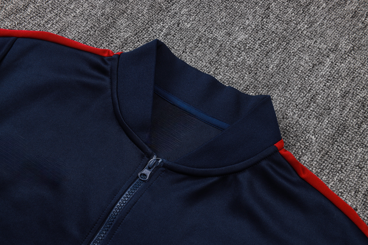 Detalle del cuello alto y cremallera completa de la chaqueta azul marino del chándal Barcelona 26-27 Modelo 4