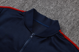 Detalle del cuello alto y cremallera completa de la chaqueta azul marino del chándal Barcelona 26-27 Modelo 4