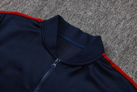 Detalle del cuello alto y cremallera completa de la chaqueta azul marino del chándal Barcelona 26-27 Modelo 4