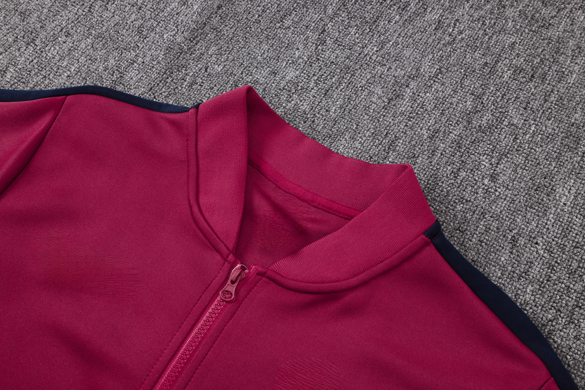 Detalle del cuello alto y cremallera completa de la chaqueta granate del chándal Barcelona 26-27 Modelo 2