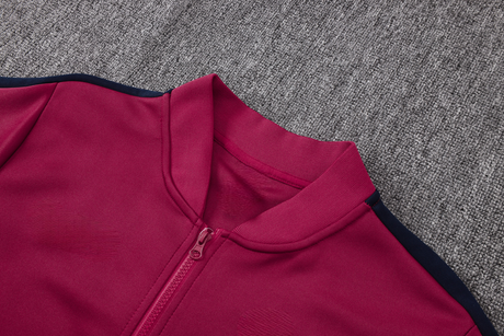 Detalle del cuello alto y cremallera completa de la chaqueta granate del chándal Barcelona 26-27 Modelo 2