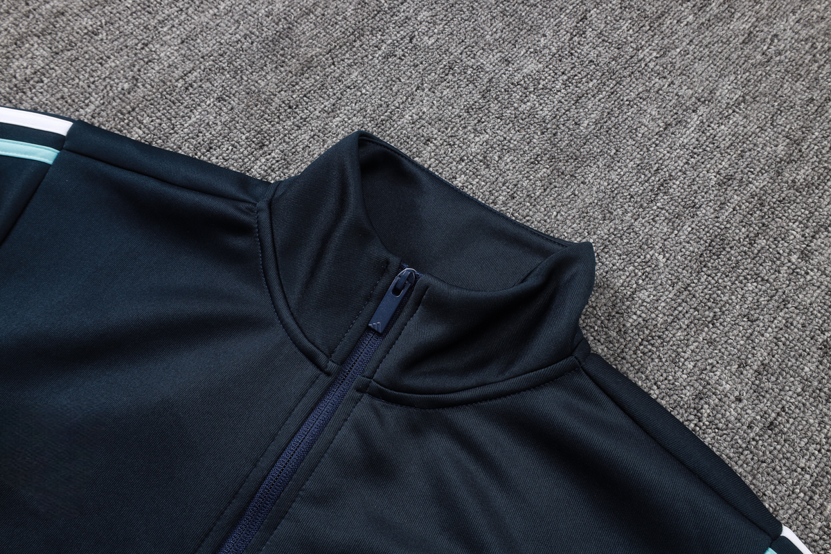 Detalle del cuello alto y la cremallera completa de la chaqueta azul marino del chándal Argentina 26-27 Modelo 1