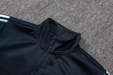 Detalle del cuello alto y la cremallera completa de la chaqueta azul marino del chándal Argentina 26-27 Modelo 1
