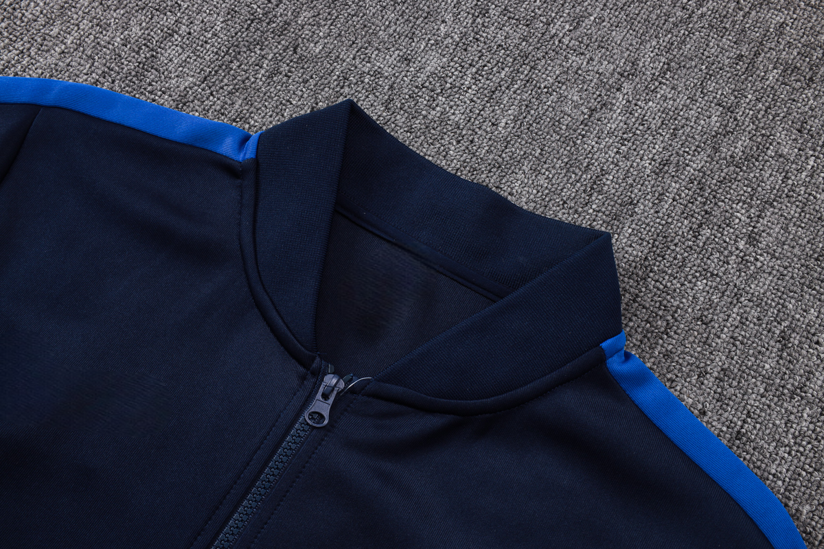 Detalle del cuello alto y la cremallera completa de la chaqueta azul marino del chándal Inter de Milán 26-27 Modelo 1