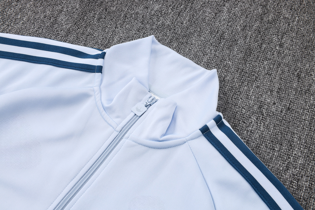 Detalle del cuello alto y la cremallera completa de la chaqueta del chándal Italia 26-27 Modelo 2