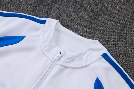 Detalle del cuello alto y la cremallera completa de la chaqueta del chándal Juventus 26-27 con franjas azules en los hombros