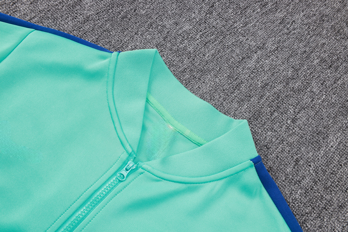 Detalle del cuello alto y la cremallera completa de la chaqueta verde agua del chándal Barcelona 26-27 Modelo 3