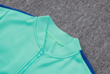 Detalle del cuello alto y la cremallera completa de la chaqueta verde agua del chándal Barcelona 26-27 Modelo 3