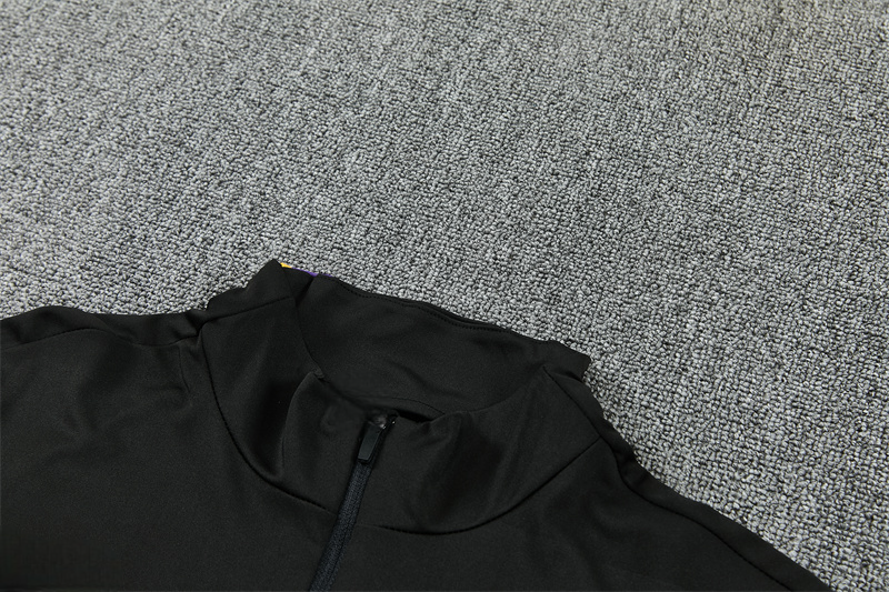 Detalle del cuello alto y la media cremallera de la sudadera negra del chándal Barcelona 26-27 Modelo 2