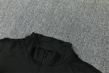 Detalle del cuello alto y la media cremallera de la sudadera negra del chándal Barcelona 26-27 Modelo 2