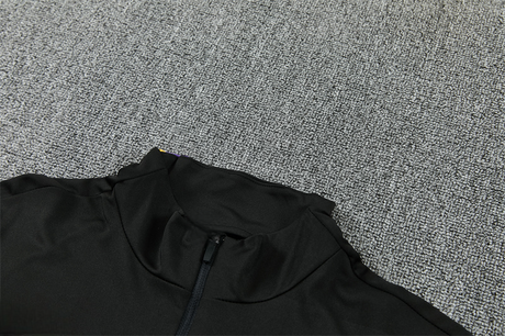 Detalle del cuello alto y la media cremallera de la sudadera negra del chándal Barcelona 26-27 Modelo 2