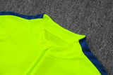Detalle del cuello alto y media cremallera de la sudadera verde fluorescente del chándal Atlético de Madrid 26-27 Modelo 1