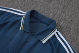Detalle del cuello con cremallera completa y acabado tipo polo del chándal Italia 26-27 Modelo 1