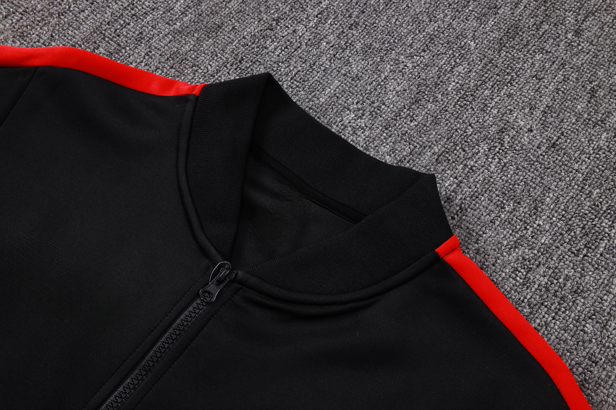 Detalle del cuello, la cremallera completa y la franja roja del hombro en la chaqueta del chándal PSG 26-27 Modelo 1