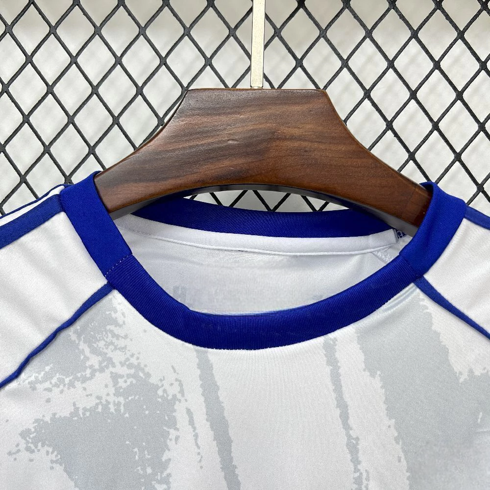 Detalle del cuello redondo azul y las costuras de hombro de la camiseta Como 25-26 visitante