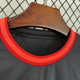 Detalle del cuello redondo de la camiseta AC Milan 26-27 3ª equipación con doble ribete rojo sobre tejido negro