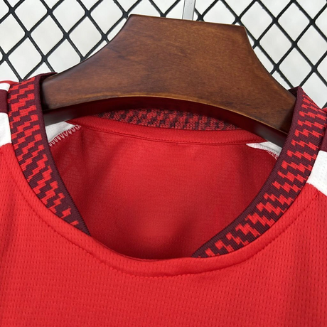 Detalle del cuello redondo de la camiseta Arsenal 26-27 local con ribete geométrico en rojo y granate