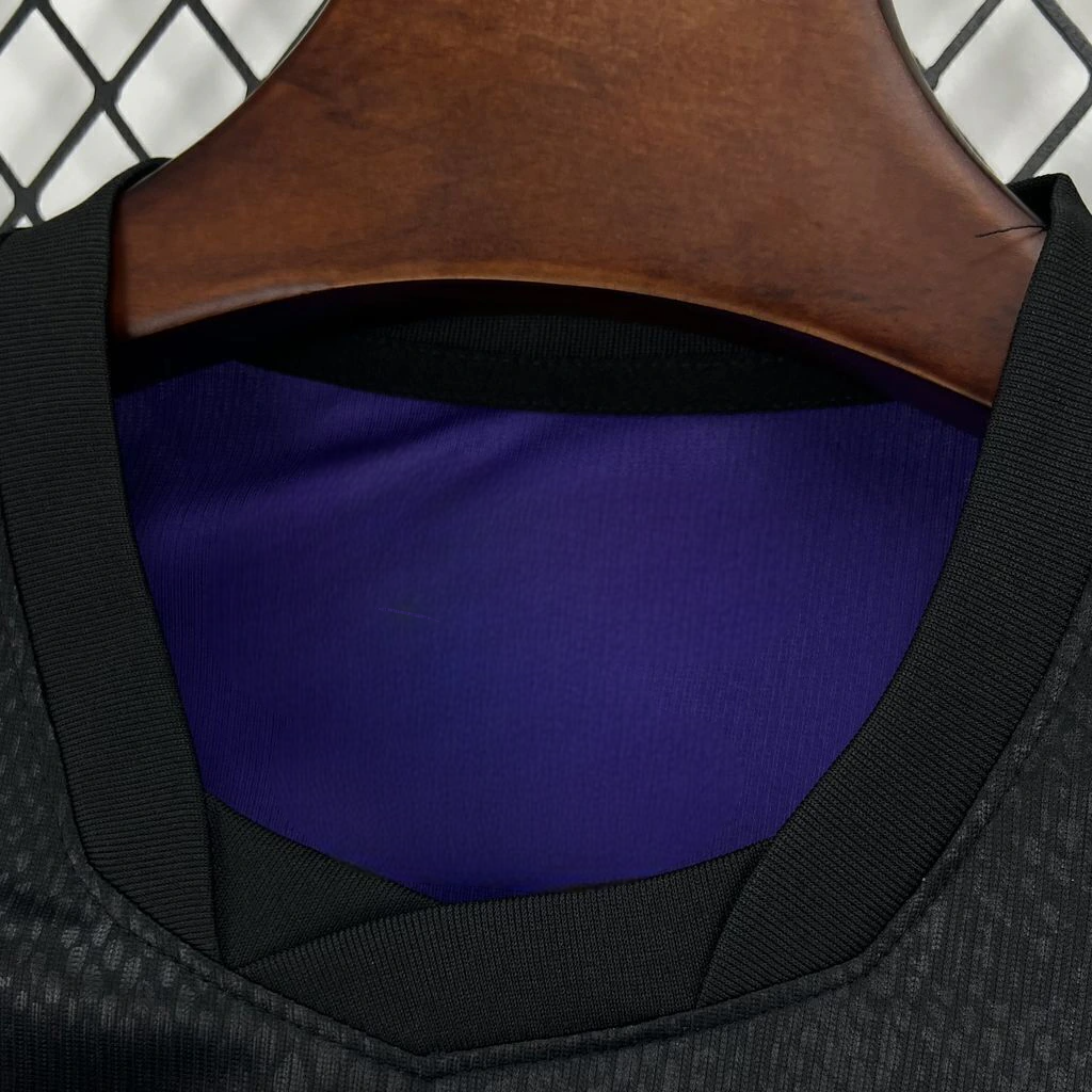Detalle del cuello redondo de la camiseta Barcelona 26-27 visitante, con interior en color morado