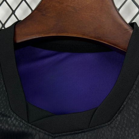 Detalle del cuello redondo de la camiseta Barcelona 26-27 visitante, con interior en color morado