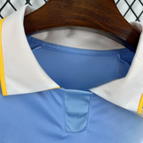 Detalle del cuello tipo polo blanco con ribete amarillo de la Camiseta Como 26-27 edición especial