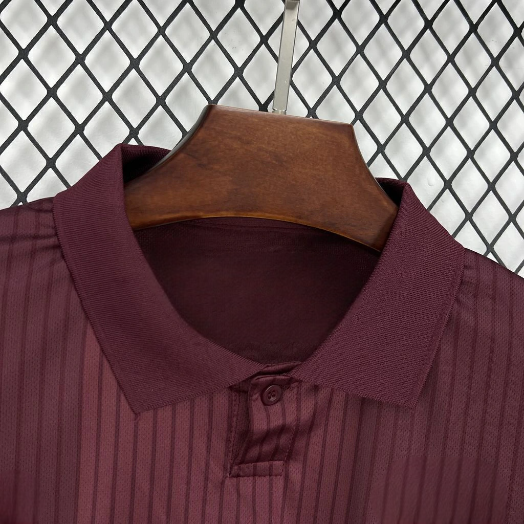 Detalle del cuello tipo polo de la camiseta Porto 26-27 visitante en color granate oscuro