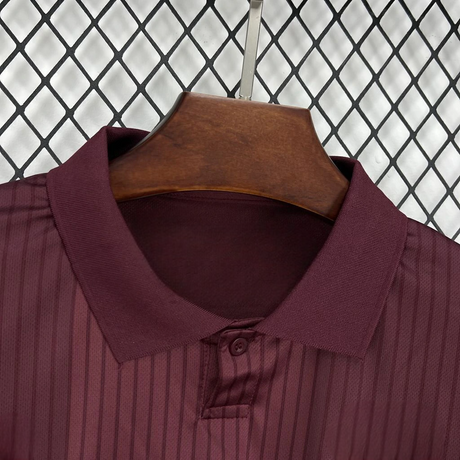 Detalle del cuello tipo polo de la camiseta Porto 26-27 visitante en color granate oscuro