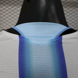 Detalle del cuello trasero celeste y del tejido microperforado de la camiseta Argentina 26-27 local versión Player