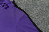 Detalle del hombro y cuello alto de la sudadera morada del chándal Barcelona 26-27 con panel negro superior