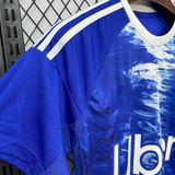 Detalle del hombro y cuello blanco de la Camiseta Como 25-26 local con franjas blancas